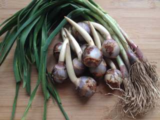 1、茨菇炒蒜苗,备好所需食材