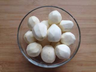 2、茨菇炒蒜苗,茨菇去芽、去皮洗净