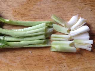 4、茨菇炒蒜苗,蒜苗洗净，把蒜苗的头部用刀拍裂，再斜刀切段