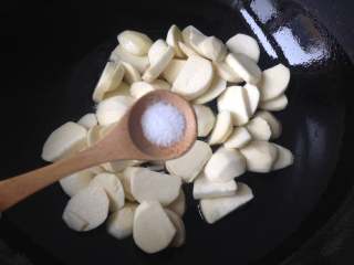 7、茨菇炒蒜苗,放入茨菇片，调入盐煸炒片刻