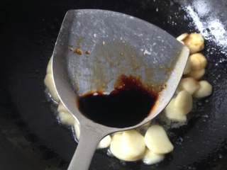 9、茨菇炒蒜苗,煮至茨菇变粉，倒入生抽、老抽和糖炒匀