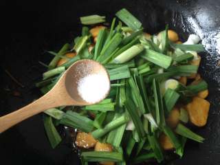 11、茨菇炒蒜苗,最后下入蒜苗和盐，大火翻炒至蒜苗断生即可