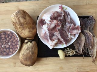 1、莲藕花生章鱼大骨汤,准备材料