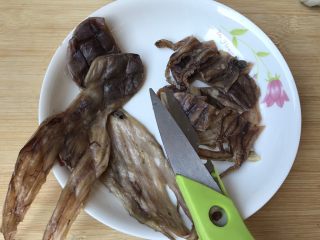 6、莲藕花生章鱼大骨汤,章鱼干洗干净剪小块