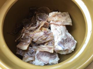 8、莲藕花生章鱼大骨汤,瑶柱洗净连同章鱼干，猪骨一起放入汤锅里