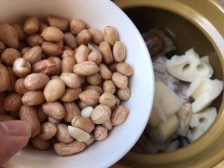 11、莲藕花生章鱼大骨汤,加入花生