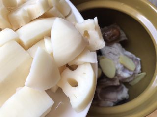 10、莲藕花生章鱼大骨汤,加入莲藕