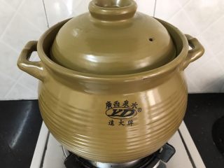 13、莲藕花生章鱼大骨汤,盖起，上灶大火烧开转小火慢炖1.5-2小时