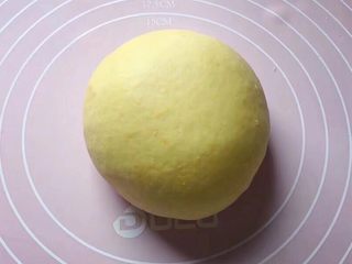 4、招财进宝枣花馍,再用手和成软硬适中的面团，盖上保鲜膜放温暖处发酵至2倍大。