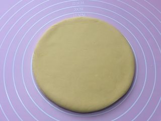 6、招财进宝枣花馍,将发酵好的面团排气揉匀后，取一块面团先擀个稍微厚点的大圆饼。（圆饼大小可随个人喜好）