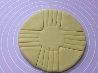 7、招财进宝枣花馍,用刀切开，如上图。