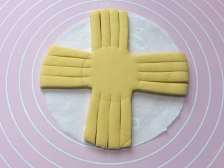 8、招财进宝枣花馍,切好后的样子，如上图。