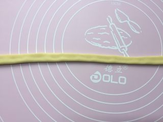 11、招财进宝枣花馍,然后将长条对折。