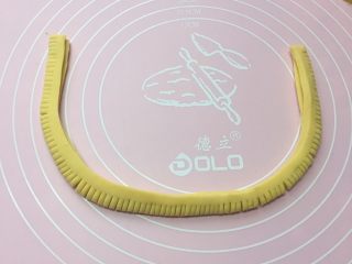 12、招财进宝枣花馍,用刀均匀切开，如上图。