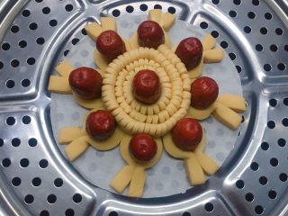 14、招财进宝枣花馍,做好的枣花馍进行二次发酵，观察馒头的体积变大，且表面有蓬松起发状态时，上锅蒸制，上汽后蒸20分钟左右，关火焖5分钟即可。