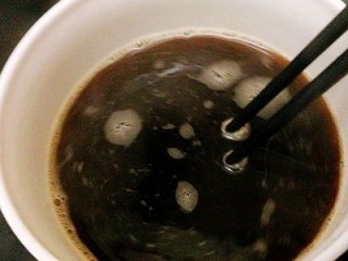 3、一锅出&小熊红糖馒头+红枣枸杞子银耳羹,搅拌直至融化