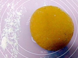 13、一锅出&小熊红糖馒头+红枣枸杞子银耳羹,撒点干面粉在案板上 ，面团揉气