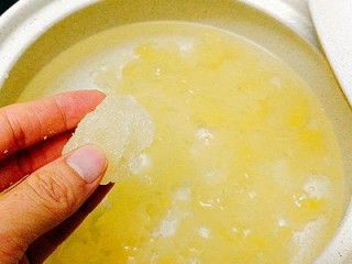 24、一锅出&小熊红糖馒头+红枣枸杞子银耳羹,取一个砂锅，银耳手撕小朵 ，加入清水，冰糖