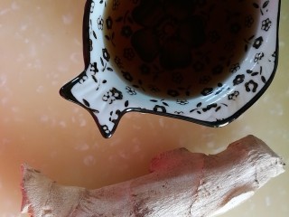 2、夏日滋阴，红糖姜母鸭,准备老酒和大块生姜