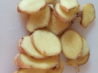 3、夏日滋阴，红糖姜母鸭,生姜切片