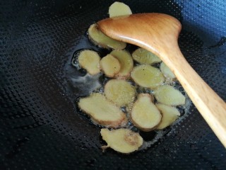 5、夏日滋阴，红糖姜母鸭,小火煸香