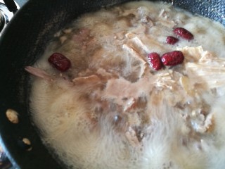 10、夏日滋阴，红糖姜母鸭,在锅中加水，大火烧开，改小火煮半小时