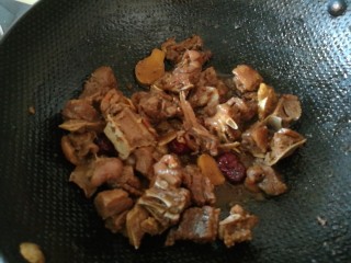 14、夏日滋阴，红糖姜母鸭,改中火，烧至汤收