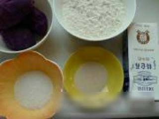 1、紫薯发糕,准备好材料，紫薯洗净后去皮蒸熟称量备用