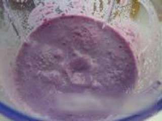 2、紫薯发糕,，将紫薯切块后加入牛奶，白糖，用搅拌机打成细腻的紫薯奶糊