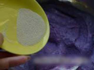 3、紫薯发糕,紫薯奶糊倒入盆子里打发酵粉搅拌均匀，