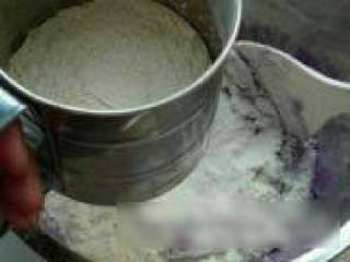 4、紫薯发糕,筛去普通面粉