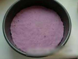 5、紫薯发糕,将面粉与奶糊拌成团状，盛入八寸蛋糕的模具《或其它模具，》表面抺平