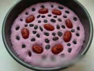 6、紫薯发糕,放入温暖处发酵至2倍大后，在表面装示葡萄干，红枣