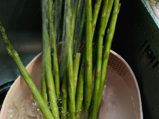 2、芦笋炒肉片,在焯水之前,要将芦笋洗净;