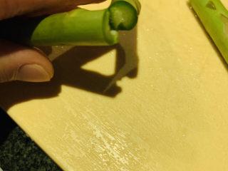 3、芦笋炒肉片,把比较老的部分摘除;