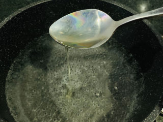 7、芦笋炒肉片,加少许油;