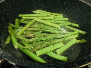8、芦笋炒肉片,芦笋放入焯水;