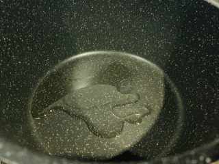 11、芦笋炒肉片,锅大火加2勺油;