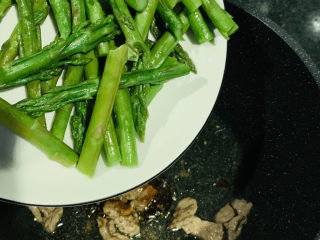 15、芦笋炒肉片,加芦笋;
