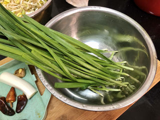 4、豆芽炒粉条,韭菜择好洗净