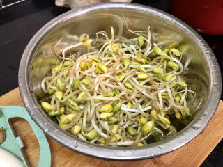 5、豆芽炒粉条,黄豆芽择好洗净