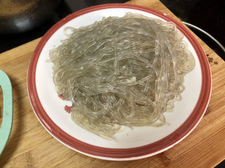 6、豆芽炒粉条,泡好的粉条捞出控水备用