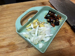 7、豆芽炒粉条,姜切姜丝，葱白切末，干辣椒剪碎