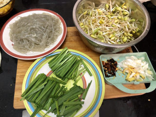 9、豆芽炒粉条,全部食材准备好