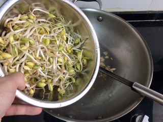 11、豆芽炒粉条,转中火，加入黄豆芽翻炒均匀