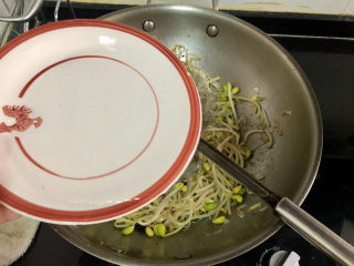 14、豆芽炒粉条,加入适量清水