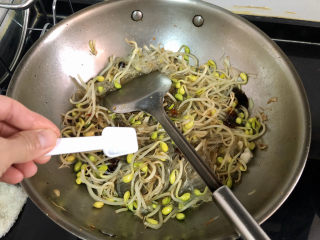 17、豆芽炒粉条,少许白糖，翻炒均匀