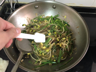 21、豆芽炒粉条,尝下咸淡，根据个人口味添加少许盐