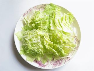 3、开胃火辣牛肉粉丝大锅炖,将大白菜菜帮和菜叶切成块