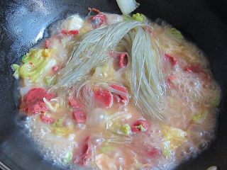 10、开胃火辣牛肉粉丝大锅炖,放入提前泡发好的粉丝再炖一分钟，如果汤汁较少记得再加点高汤，粉丝一定要提前泡发，不然吃水很厉害的